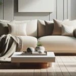 Sala minimalista com sofá creme, manta, mesa de centro e planta, sob luz natural.