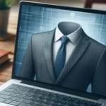 Laptop em mesa de madeira exibe terno sem cabeça em fundo digital, simbolizando trabalho.