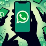 Muitas mãos em silhueta seguram celulares com o logo do WhatsApp, em um fundo verde.