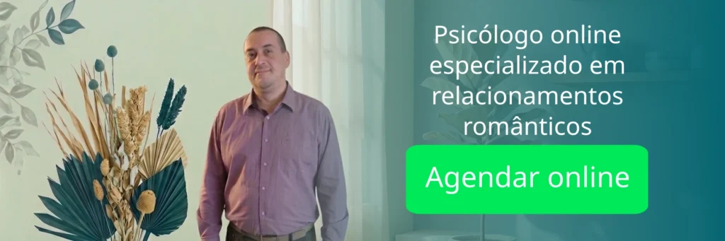 Psicólogo Emilson Silva em pé num ambiente de consultório acolhedor com plantas e tons suaves de verde ao fundo,