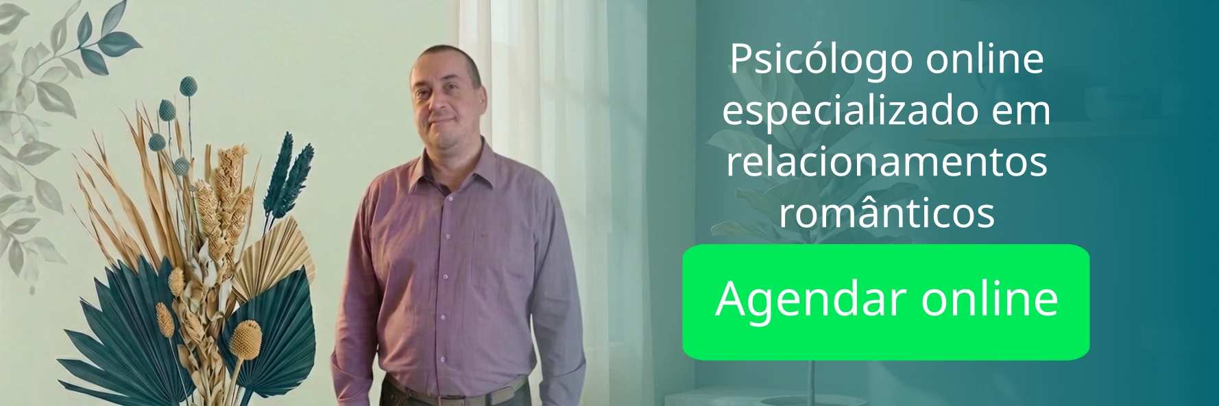 Psicólogo Emilson Silva em pé num ambiente de consultório acolhedor com plantas e tons suaves de verde ao fundo.